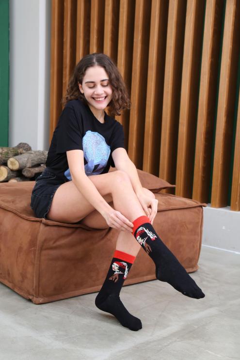 İnci Küpeli Kız Desenli Renkli Çorap