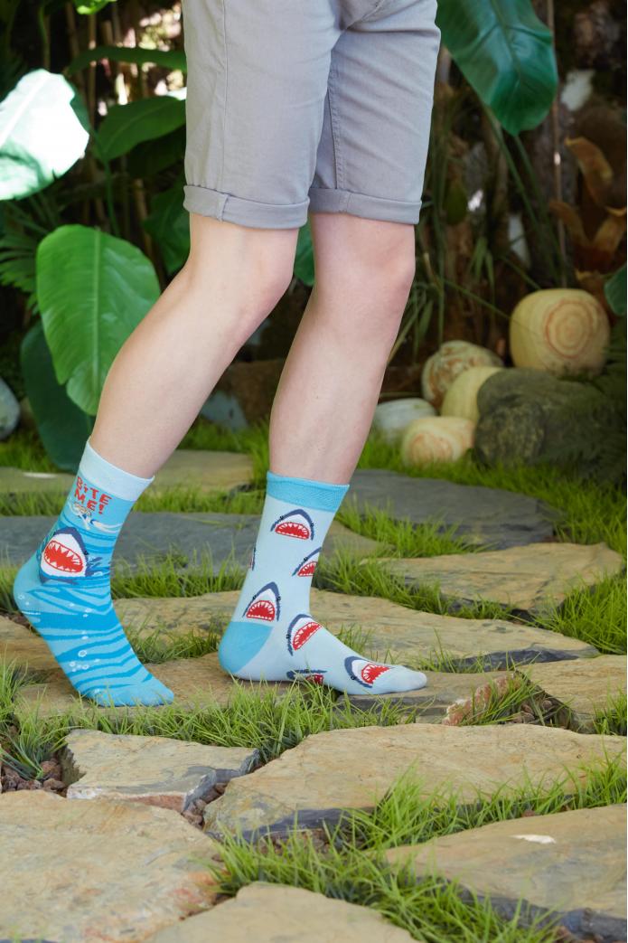 Sağlı Sollu Köpek Balığı Desenli Renkli Çorap